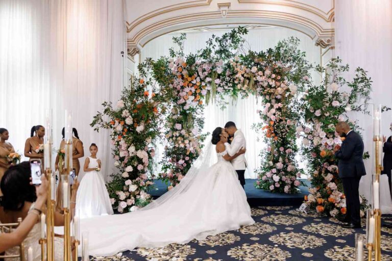 Creating a Visually Stunning Wedding Atmosphere with Flowers